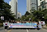 청라1동 새마을협의회, 청라 아파트단지에 태극기 거치대 설치와 태극기 게양 홍보행사 펼쳐