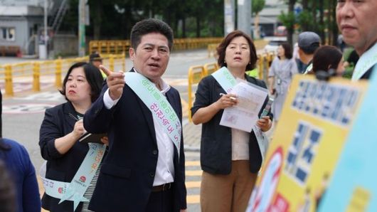 ‘취임 3주년’ 김정헌 구청장, 신선초 등굣길서 어린이 안전 현장 행보
