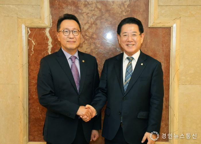 김영록 전라남도지사가 21일 서울 여의도 켄싱턴호텔에서 박민수 보건복지부 제2차관과 면담을 하고 기념촬영을 하고 있다.