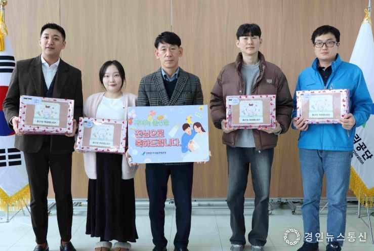 출산 직원에 ‘축하 선물’ 전달