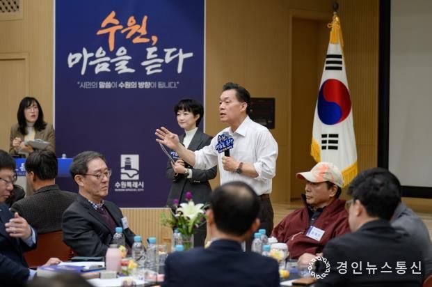 이재준 시장이 행궁동 새빛만남에서 이야기를 하고 있다.