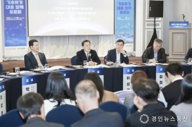 이재준 수원시장이 패널토론에서 발언하고 있다.