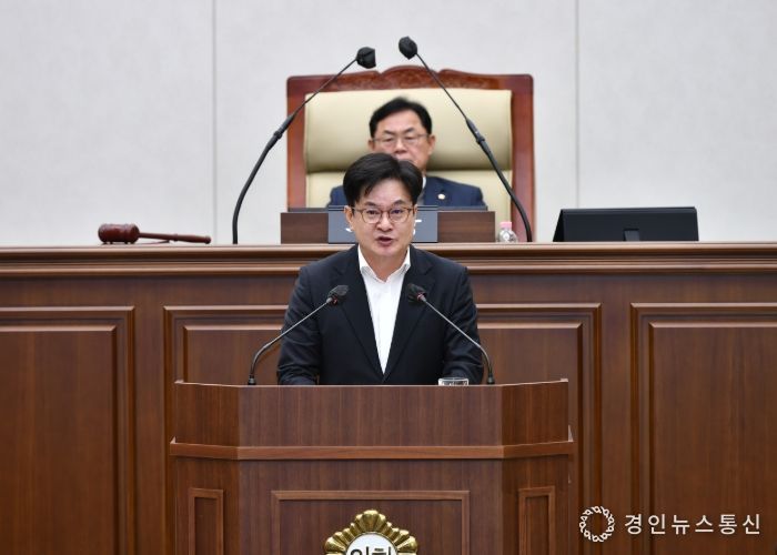 김병수 시장이 1일 김포시의회 제264회 임시회에서 2026년도 시정 및 운용 방향에 대한 시정연설을 하고 있다.