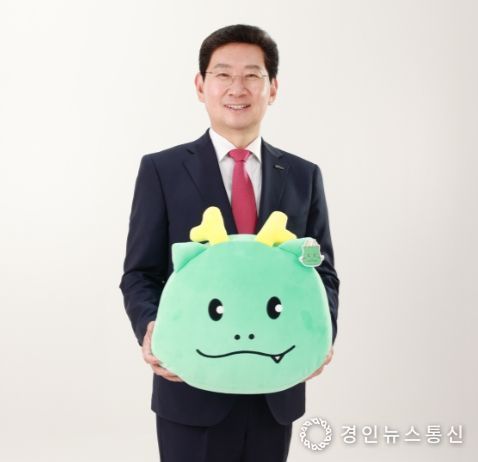 조아용 인형을 든 이상일 용인특례시장