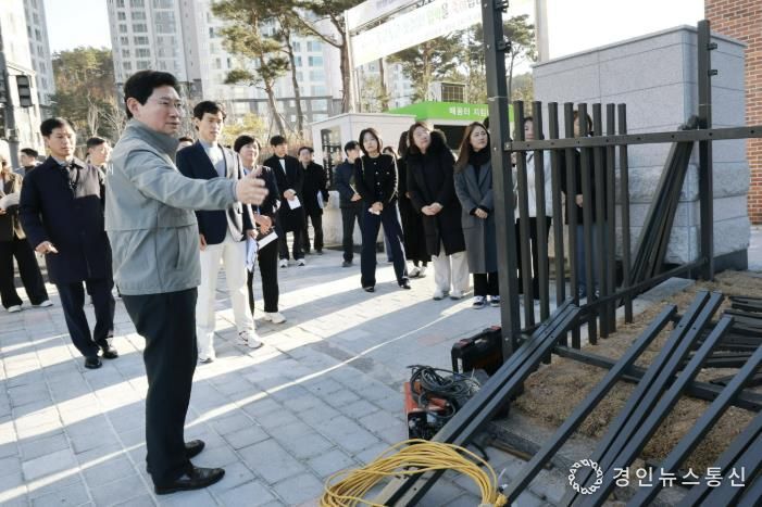 이상일 시장이 26일 용인솔빛초·중통합학교를 찾아 주요 시설을 살피고 있다