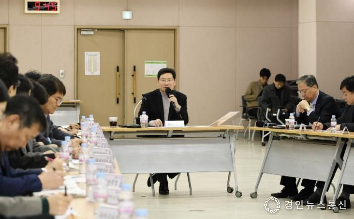 3일 수지구청에서 열린 현장 간부 공무원 회의에 참석한 이상일 시장이 발언하고 있다