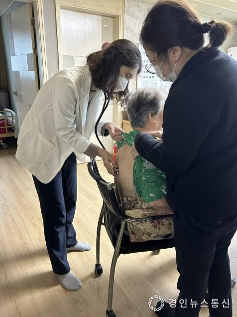 안산형 방문의료지원 사업 소속 의료진이 거동이 불편한 어르신 자택을 방문해 건강상태를 체크하고 있다