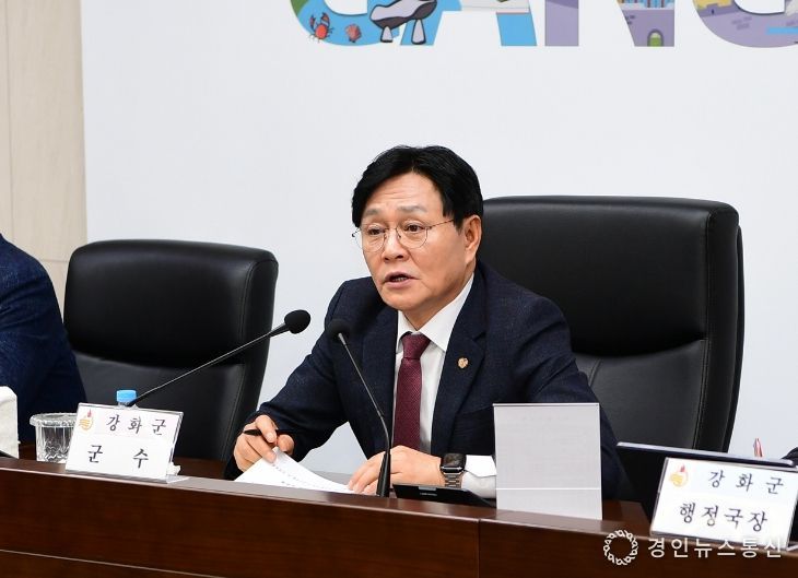 강화군, 하나라도 더 따온다… 공모사업 총력 대응(회의를 주재하는 박용철 군수)